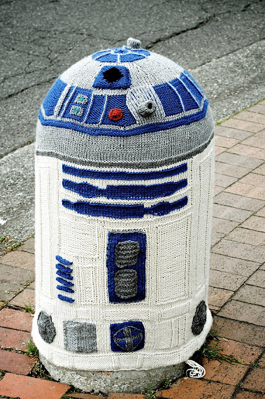Awesome R2D2 Yarn Bombing